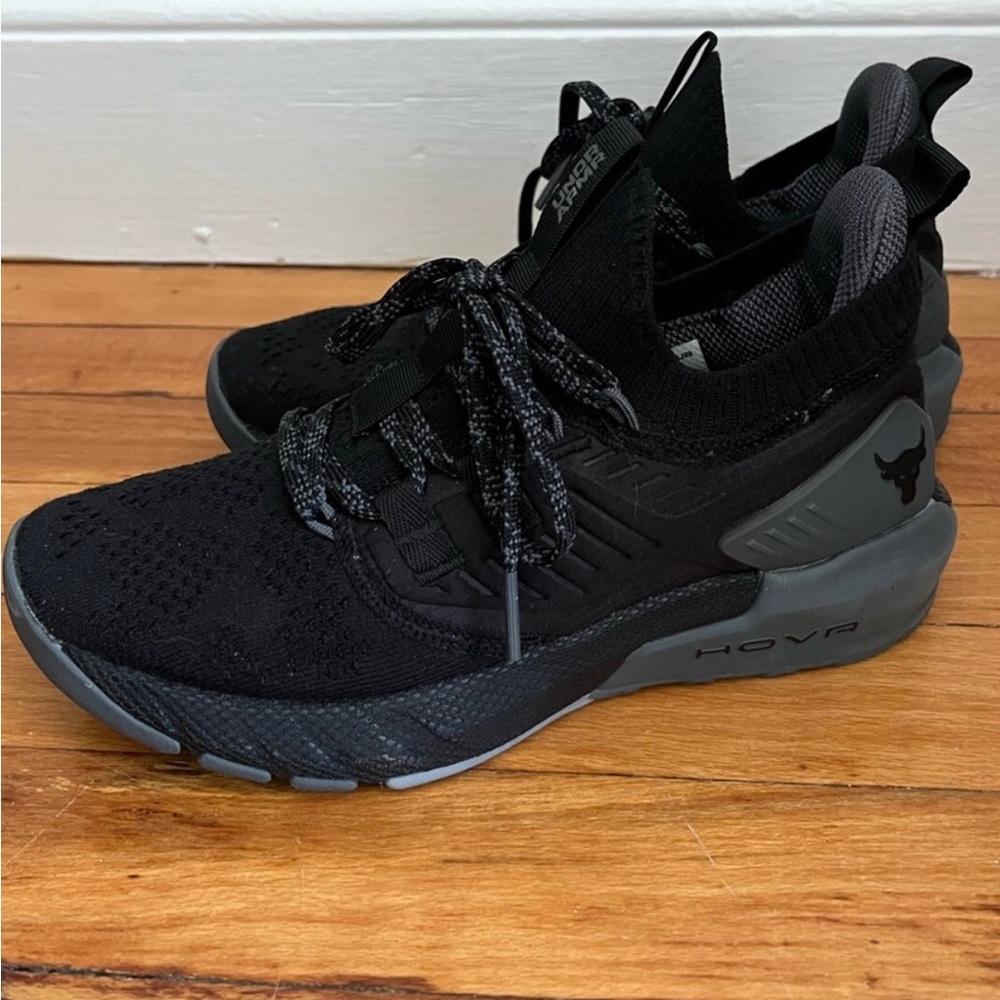 Size 6/3,5 black Under Armor HOVR sneakers.